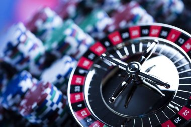 Casino Tema. Casino rulet ve poker chipi tüm renkli bokeh arka plan üzerinde bir oyun Masa üzerinde yüksek kontrast görüntü. Tipografi ve logo için yer.