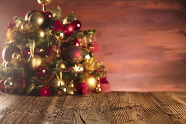 Noel zamanı. Noel arka plan. Kırmızı ve altın. Ahşap arka plan.