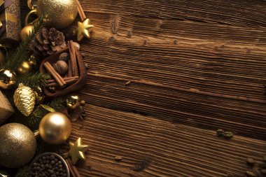 Noel dekorasyonu ile altın ve kahverengi estetik sunar kutuları, altın baubles, Noel baharat tüm kopya alanı bir rustik ahşap zemin üzerine.