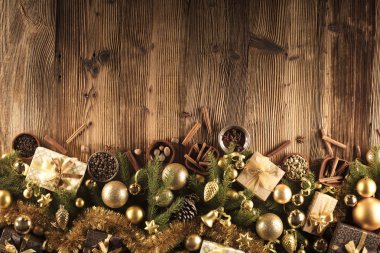 Noel dekorasyonu ile altın ve kahverengi estetik sunar kutuları, altın baubles, Noel baharat tüm kopya alanı bir rustik ahşap zemin üzerine.