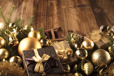 Noel dekorasyonu ile altın ve kahverengi estetik sunar kutuları, altın baubles, Noel baharat tüm kopya alanı bir rustik ahşap zemin üzerine.