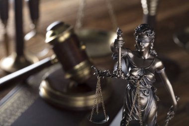Themis ve yargıç antika tokmak. Hukuk sembolleri. Hukuk dairesi. Ahşap masa ve arka plan.
