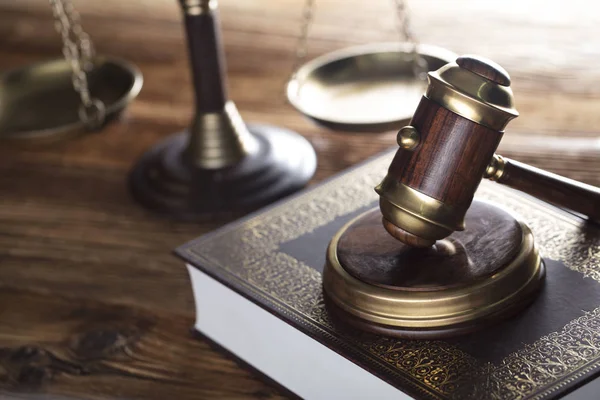 Soudce Starožitný Kladívkem Bibli Zákon Symboly Právní Kancelář Dřevěný Stůl — Stock fotografie