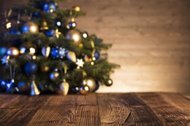 Noel süsleri-mavi ve altın estetik, rustik ahşap masa. Metin için yer.