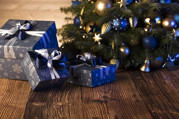 Karácsonyi Díszek Kék Arany Esztétika Rusztikus Fából Készült Asztal Hely — Stock Fotó