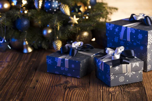 Karácsonyi Díszek Kék Arany Esztétika Rusztikus Fából Készült Asztal Hely — Stock Fotó