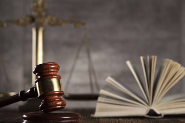 Yargıç antika tokmak. Hukuk sembolleri. Hukuk dairesi. Ahşap rustik masa ve taş arka plan.