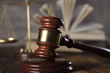 Yargıç antika tokmak. Hukuk sembolleri. Hukuk dairesi. Ahşap rustik masa ve taş arka plan.