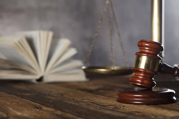 Soudce Starožitný Kladívkem Zákon Symboly Právní Kancelář Dřevěný Rustikální Stůl — Stock fotografie