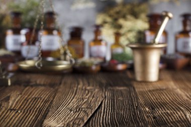 Doğal Tıp arka plan. Pirinç harç, ölçek. Rustik tablo. Çeşitli kuru otlar kase. Bokeh.