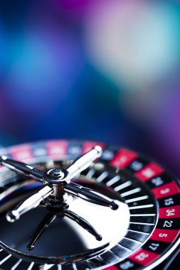 Casino Tema arka plan. Casino kumar. Rulet tekerleği renkli bokeh arka plan üzerinde.