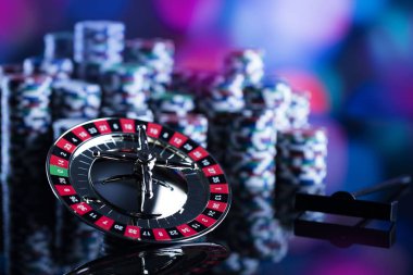 Casino Tema. Casino rulet ve poker chipi tüm renkli bokeh arka plan üzerinde bir oyun Masa üzerinde yüksek kontrast görüntü. 