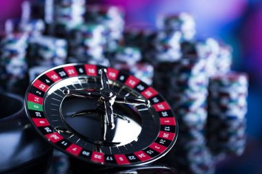 Casino Tema. Casino rulet ve poker chipi tüm renkli bokeh arka plan üzerinde bir oyun Masa üzerinde yüksek kontrast görüntü. 