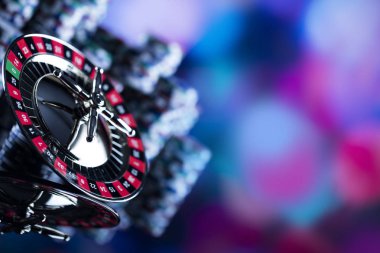 Casino Tema. Casino rulet ve poker chipi tüm renkli bokeh arka plan üzerinde bir oyun Masa üzerinde yüksek kontrast görüntü. 