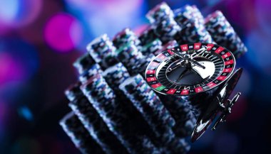Casino Tema. Casino rulet ve poker chipi tüm renkli bokeh arka plan üzerinde bir oyun Masa üzerinde yüksek kontrast görüntü. 