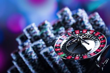 Casino Tema. Casino rulet ve poker chipi tüm renkli bokeh arka plan üzerinde bir oyun Masa üzerinde yüksek kontrast görüntü. 