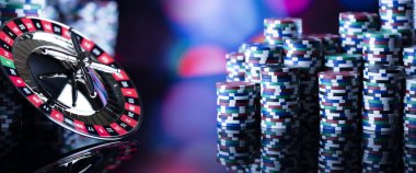 Casino Tema. Casino rulet ve poker chipi tüm renkli bokeh arka plan üzerinde bir oyun Masa üzerinde yüksek kontrast görüntü. 
