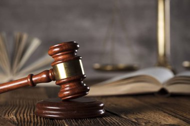 Yargıç antika tokmak. Hukuk sembolleri. Hukuk dairesi. Ahşap rustik masa ve taş arka plan.