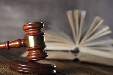 Yargıç antika tokmak. Hukuk sembolleri. Hukuk dairesi. Ahşap rustik masa ve taş arka plan.