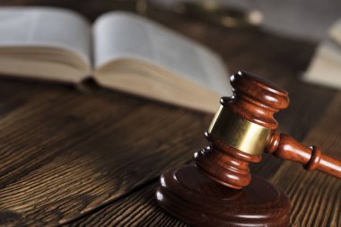 Yargıç antika tokmak. Hukuk sembolleri. Hukuk dairesi. Ahşap rustik masa ve taş arka plan.