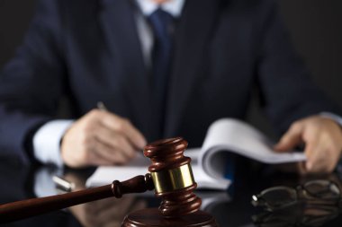 Yargıç belgeyi imzalar. Cam masaya tokmak. Hukuk ve adalet Tema.