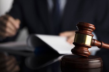 Yargıç belgeyi imzalar. Cam masaya tokmak. Hukuk ve adalet Tema.