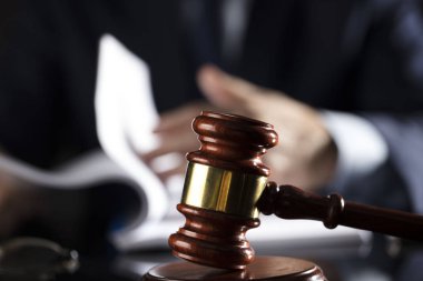 Yargıç belgeyi imzalar. Cam masaya tokmak. Hukuk ve adalet Tema.