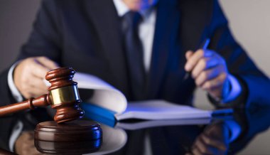 Yargıç belgeyi imzalar. Cam masaya tokmak. Hukuk ve adalet Tema.