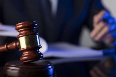 Yargıç belgeyi imzalar. Cam masaya tokmak. Hukuk ve adalet Tema.