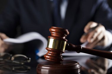 Yargıç belgeyi imzalar. Cam masaya tokmak. Hukuk ve adalet Tema.