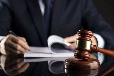 Yargıç belgeyi imzalar. Cam masaya tokmak. Hukuk ve adalet Tema.