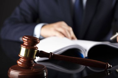 Yargıç belgeyi imzalar. Cam masaya tokmak. Hukuk ve adalet Tema.