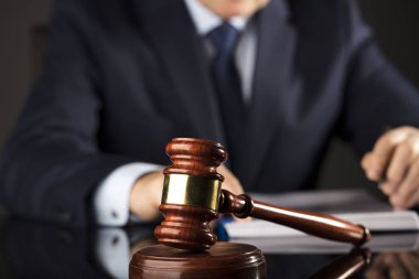 Yargıç belgeyi imzalar. Cam masaya tokmak. Hukuk ve adalet Tema.