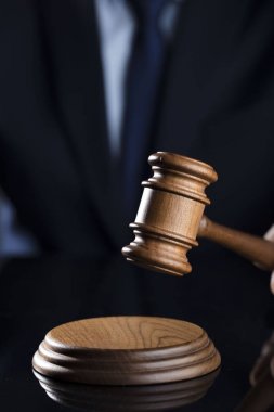 Yargıç belgeyi imzalar. Cam masaya tokmak. Hukuk ve adalet Tema.