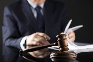 Yargıç belgeyi imzalar. Cam masaya tokmak. Hukuk ve adalet Tema.