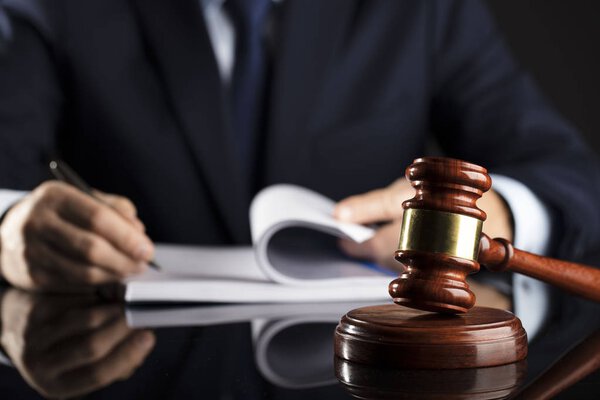 Судья подписывает документ. Молоток на стеклянном столе. Тема права и справедливости
.