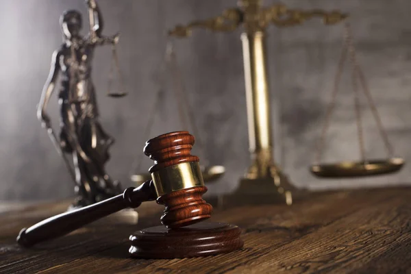 正义的雕像和法官的槌石背景和质朴的木桌 — 图库照片