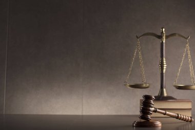 Tokmak, yargıç ve gri taş arka plan, metin için yer üzerinde adaletin terazisi.