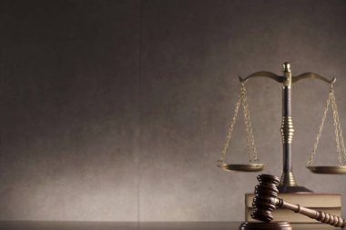 Tokmak, yargıç ve gri taş arka plan, metin için yer üzerinde adaletin terazisi.