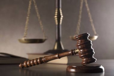 Tokmak, yargıç ve gri taş arka plan, metin için yer üzerinde adaletin terazisi.