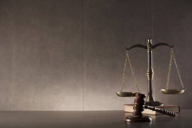 Tokmak, yargıç ve gri taş arka plan, metin için yer üzerinde adaletin terazisi.