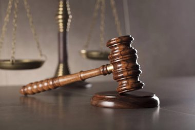 Tokmak, yargıç ve gri taş arka plan, metin için yer üzerinde adaletin terazisi.