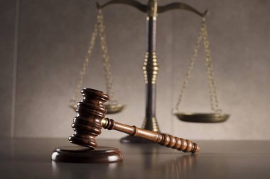 Tokmak, yargıç ve gri taş arka plan, metin için yer üzerinde adaletin terazisi.