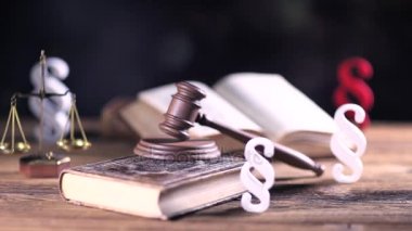 Hukuk ve adalet kavramı. Ahşap masa ve bokeh arka plan üzerinde Hukuk sembolleri. Dolly atış.
