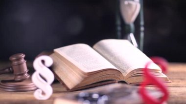 Hukuk ve adalet kavramı. Ahşap masa ve bokeh arka plan üzerinde Hukuk sembolleri. Dolly atış.