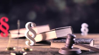 Hukuk ve adalet kavramı. Ahşap masa ve bokeh arka plan üzerinde Hukuk sembolleri. Dolly atış.