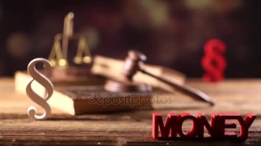 Hukuk ve adalet kavramı. Ahşap masa ve bokeh arka plan üzerinde Hukuk sembolleri. Dolly atış.