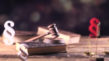 Hukuk ve adalet kavramı. Ahşap masa ve bokeh arka plan üzerinde Hukuk sembolleri. Dolly atış.