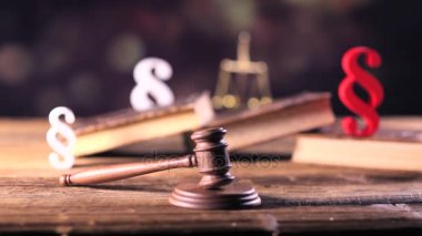 Hukuk ve adalet kavramı. Ahşap masa ve bokeh arka plan üzerinde Hukuk sembolleri. Dolly atış.