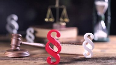 Hukuk ve adalet kavramı. Ahşap masa ve bokeh arka plan üzerinde Hukuk sembolleri. Dolly atış.